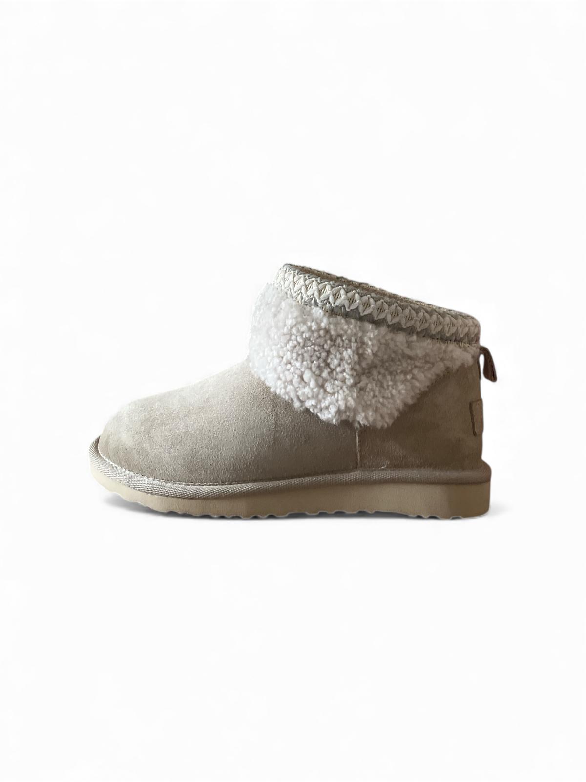 Begoria 'Sienna' – Suede Ankle Boots with Plush Collar Beige Begoria