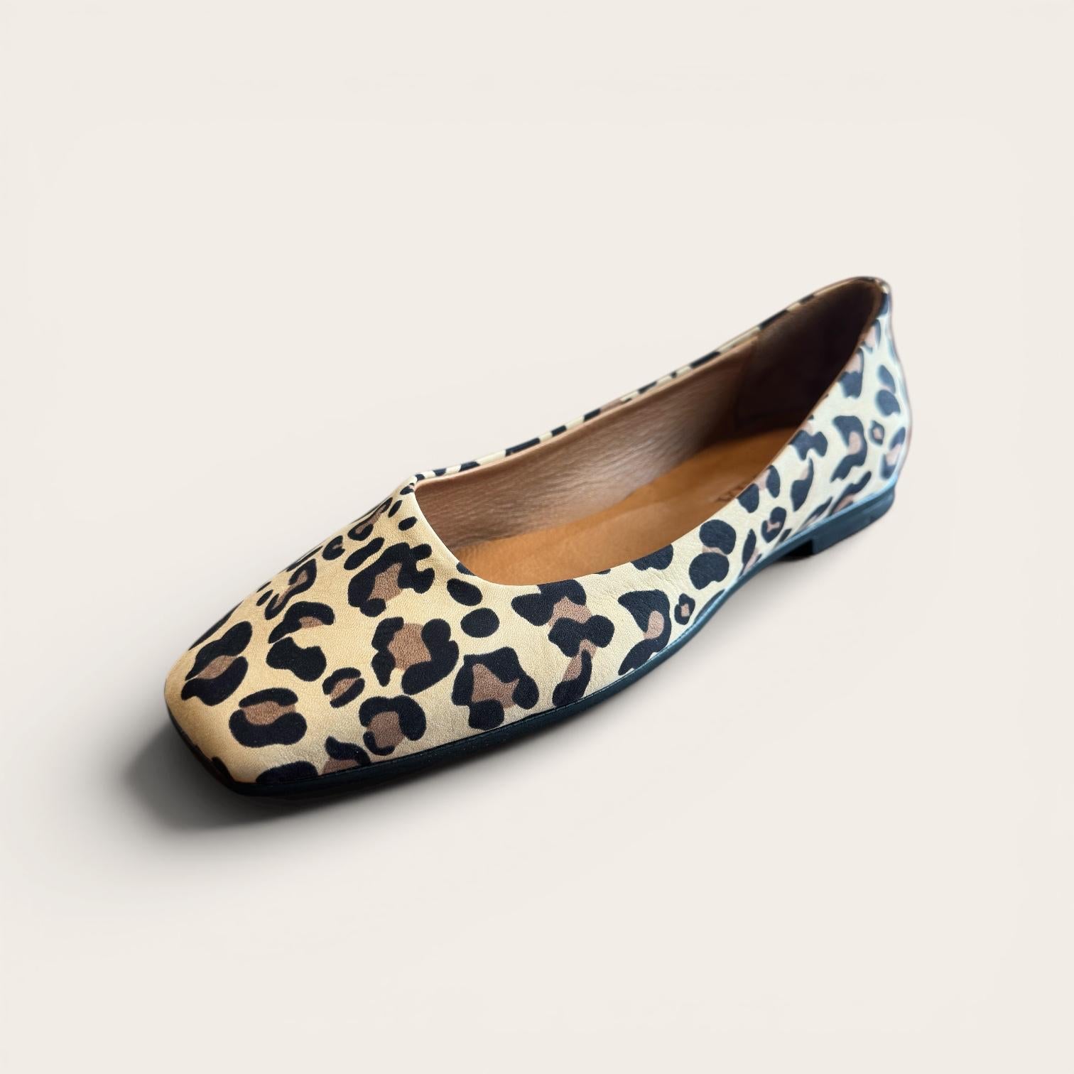 Begoria City Muse - Comfortable Leopard Leather Flats