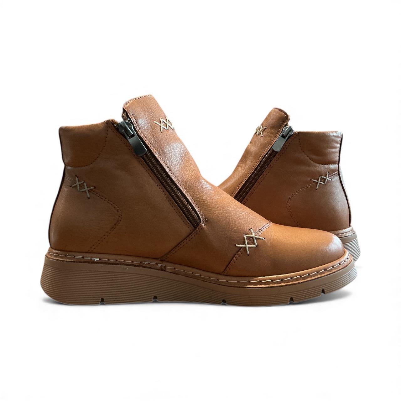 Begoria 'Craft' – Hand-Stitched Leather Boots with Side Zip Begoria