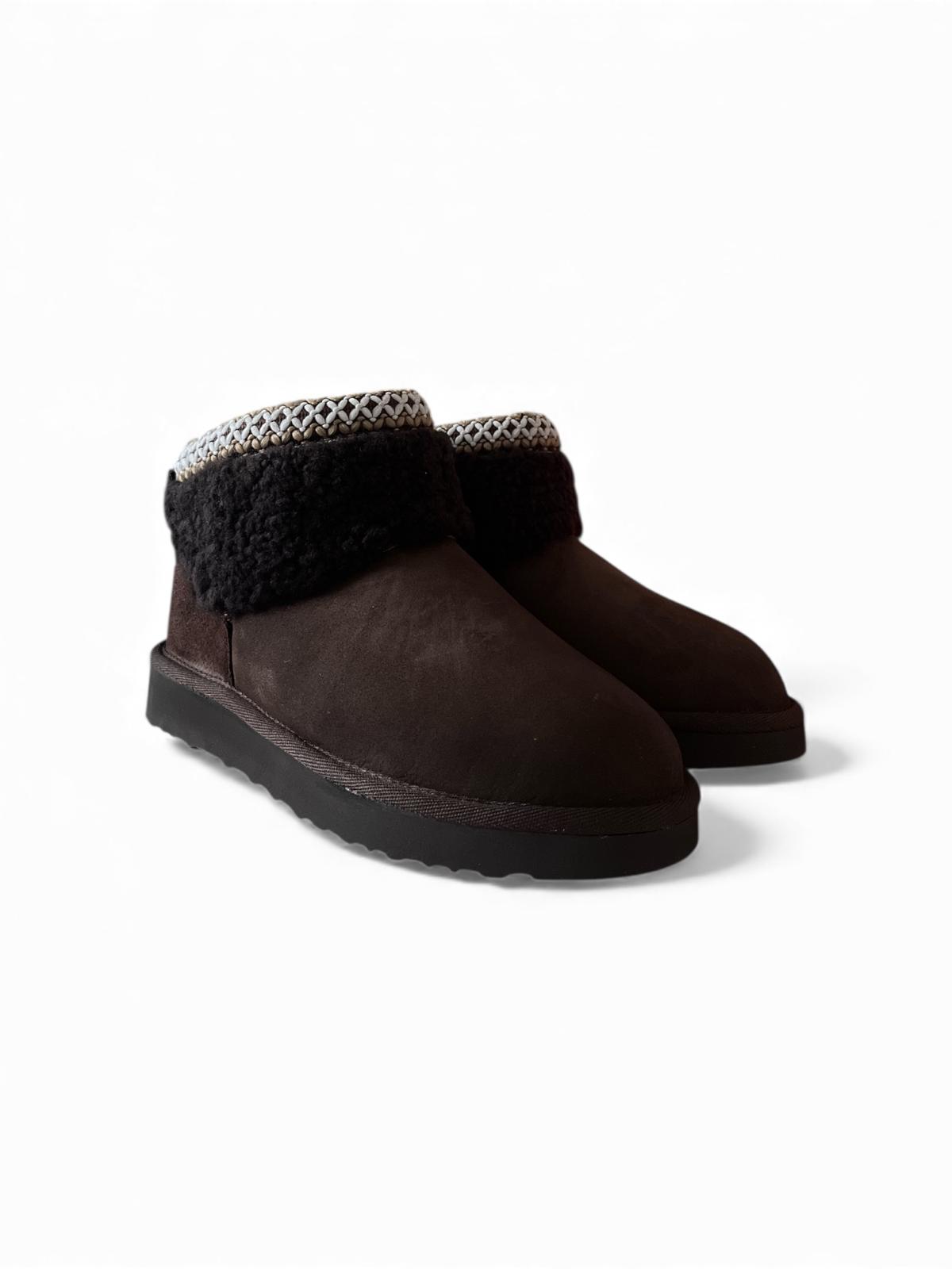Begoria 'Sienna' – Suede Ankle Boots with Plush Collar Begoria