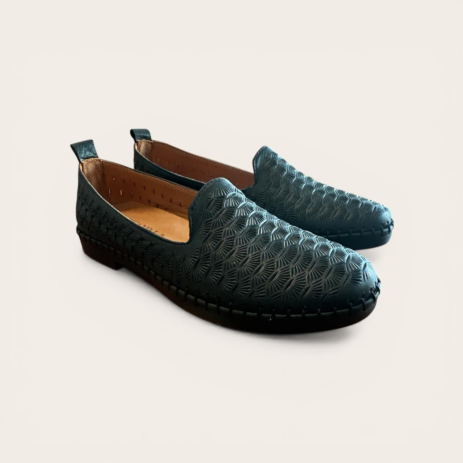 Begoria Artisan - Embroidered Texture Loafers with Whipstitch Detail