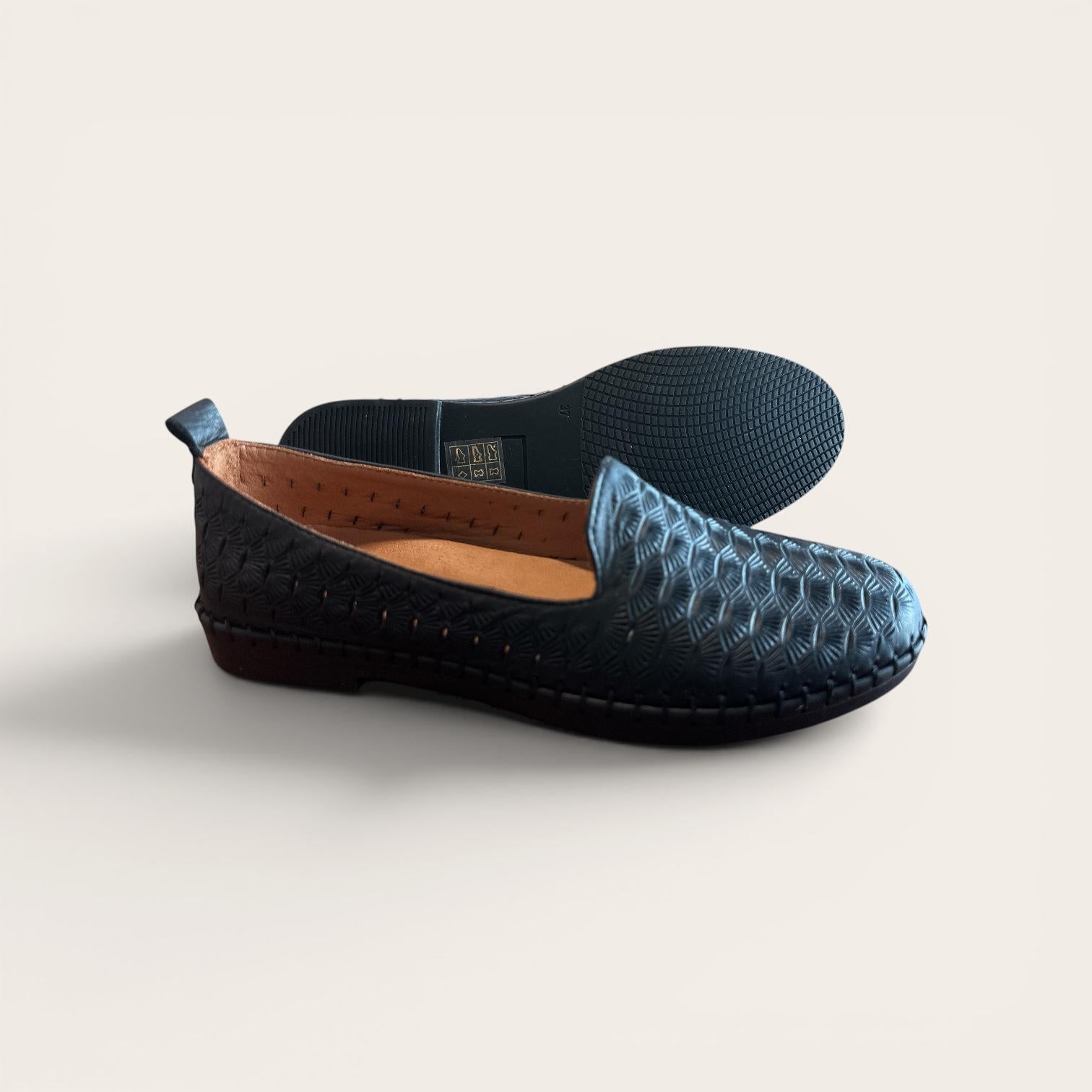 Begoria Artisan - Embroidered Texture Loafers with Whipstitch Detail